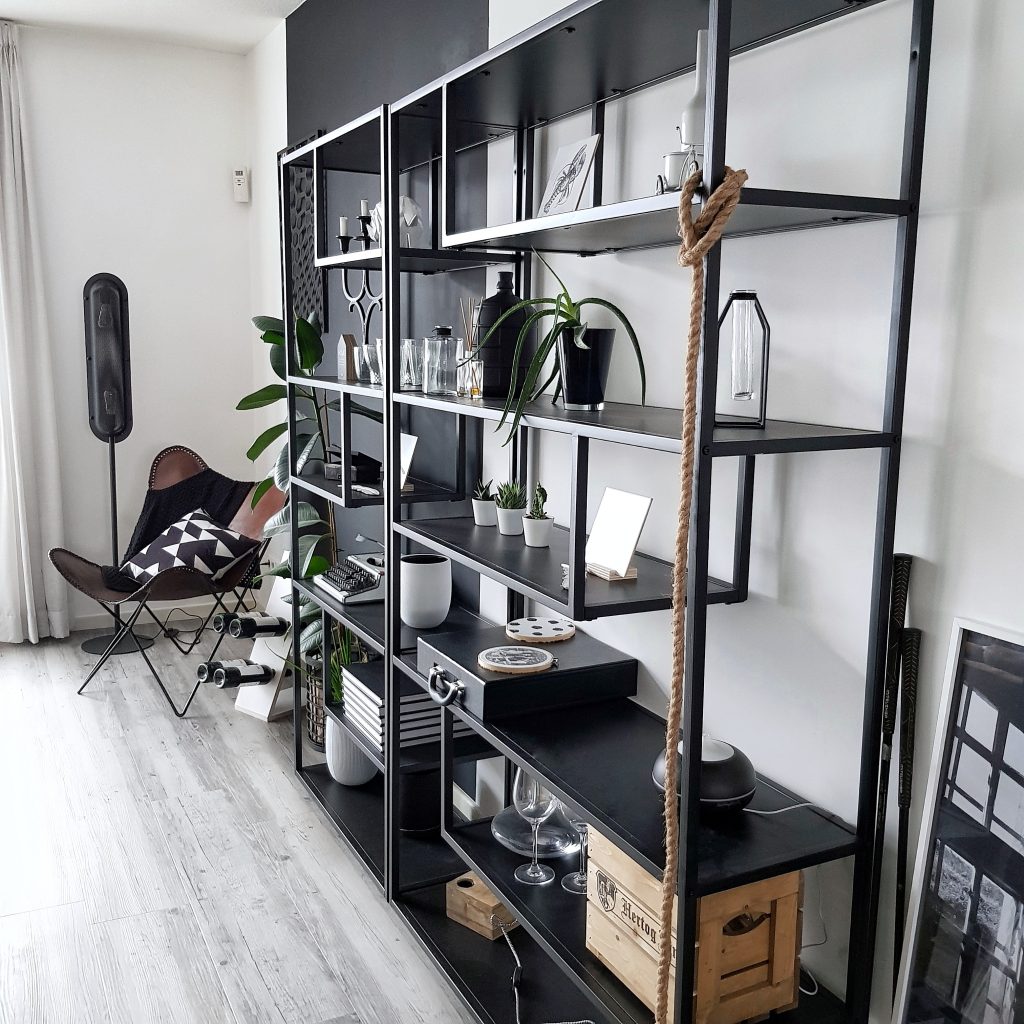 Stoer wonen. Mijn stellingkast vol met woonaccessoires die gezien mogen worden.