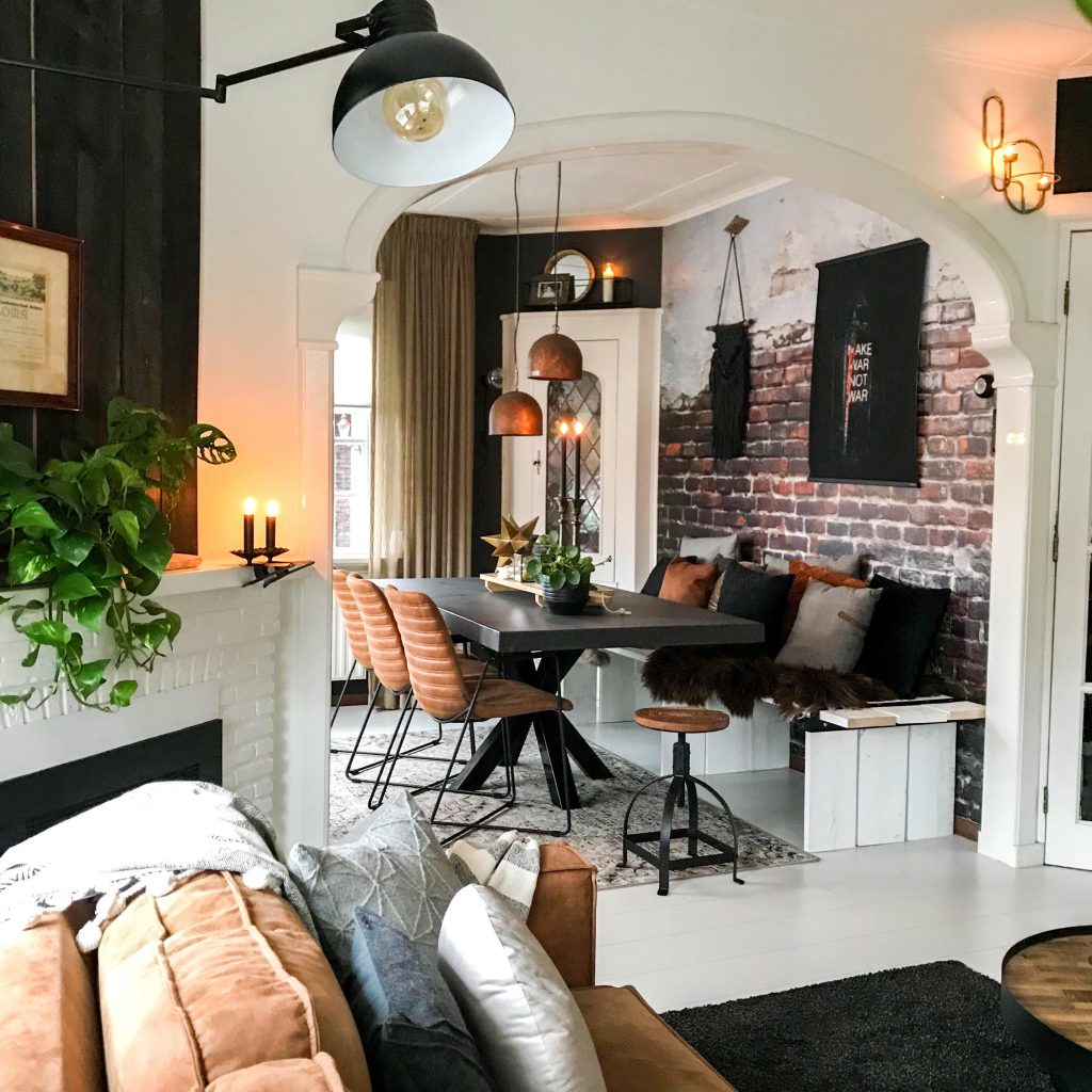 Brickwall behang is helemaal van nu. In dit interieur van Arnold en Jorn past het perfect. Het stijlvol ingericht huis van Arnold en Jorn.