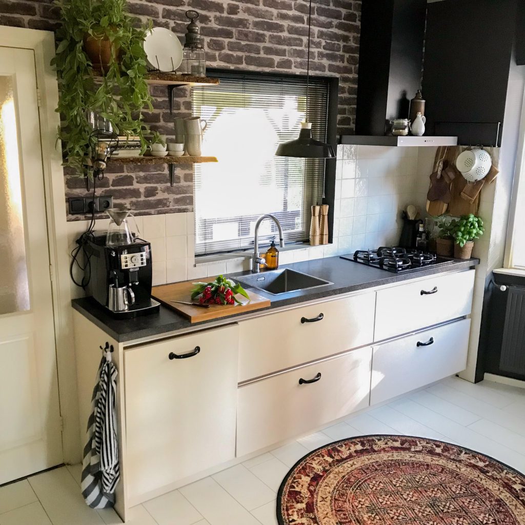 Ook in de keuken hebben de mannen een Brickwall behang.